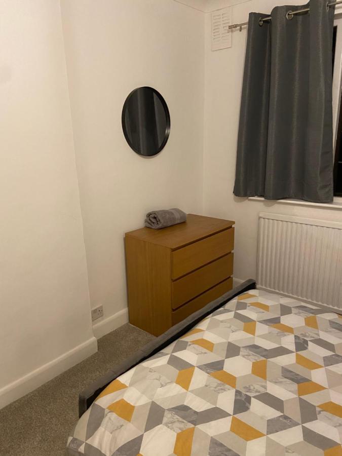 Lovely, Recently Refurbished Four Bedroom House.. Londra Dış mekan fotoğraf