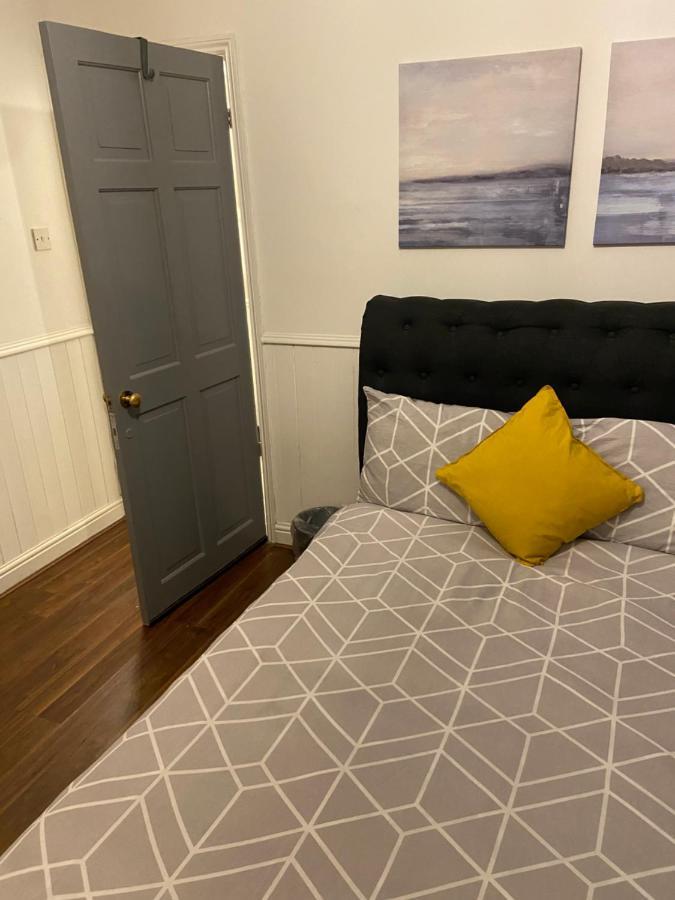 Lovely, Recently Refurbished Four Bedroom House.. Londra Dış mekan fotoğraf